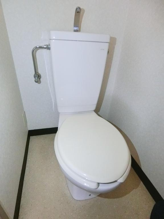 東急東横線 新丸子駅 徒歩10分 7階建 築28年のトイレ写真