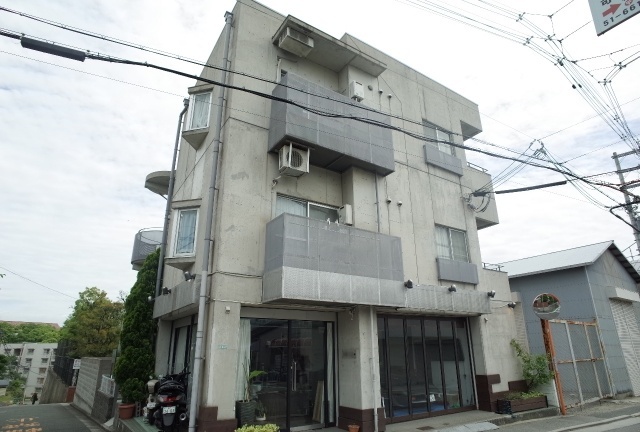 【西宮市上ケ原四番町のマンションの建物外観】