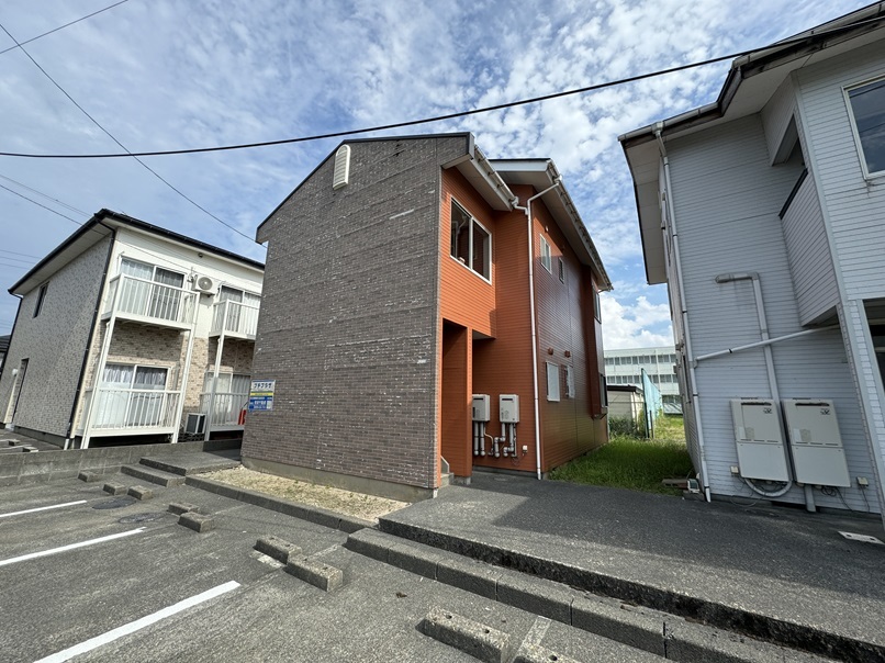 新発田市舟入町のアパートの建物外観