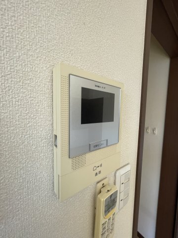 セキュリティ　モニター付きインターフォンがついております。
