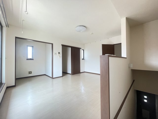 居室・リビング　陽が差し込む明るいお部屋です。