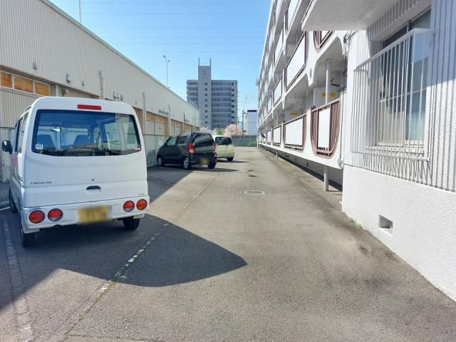 【松山市南江戸のマンションの駐車場】