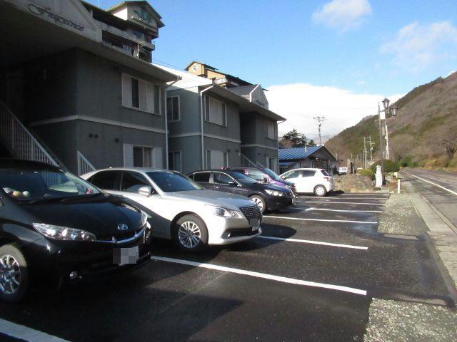 【郡山市熱海町熱海のアパートの駐車場】