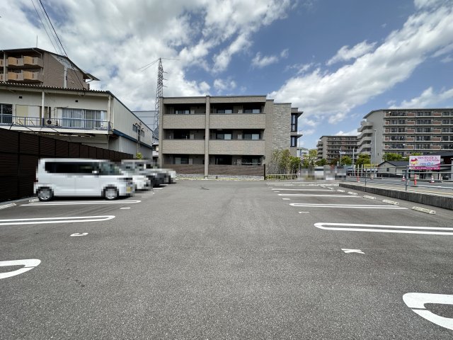 【高知市秦南町のマンションの駐車場】