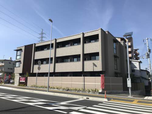 【高知市秦南町のマンションの建物外観】