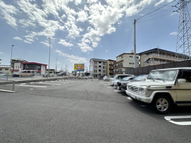 【高知市秦南町のマンションの駐車場】