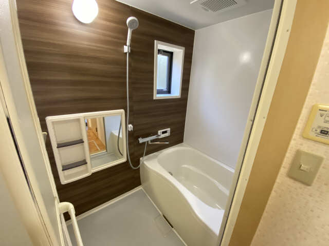 バス・シャワールーム　浴室には化粧パネルと便利なサーモ水栓を採用