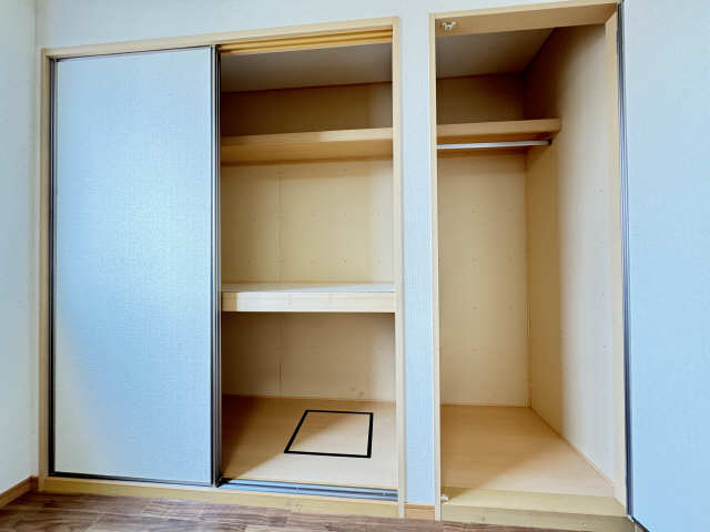 収納　壁面いっぱいに収納をご用意　奥行もあり布団の収納できます