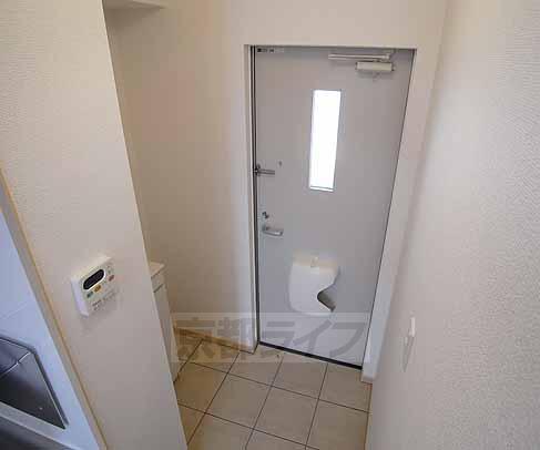 玄関　単身の方には広めの玄関