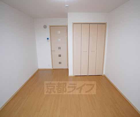 居室・リビング　お部屋はシンプルな造りの単身向けです！