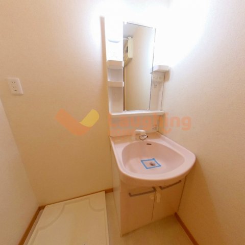 洗面設備　ゆったりとスペースのある洗面所※反転タイプのお写真になります