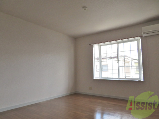 居室・リビング　１０帖の洋室です。出窓があり、お部屋も広々としていますね。