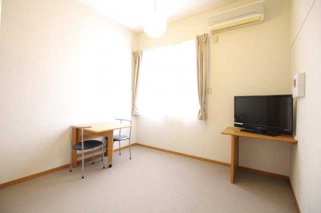 居室・リビング　ロフト付きタイプなので、天井高く開放感のあるお部屋です。