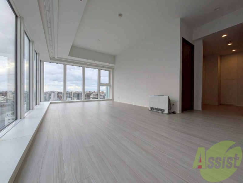 居室・リビング　日当たりが良くて心地よく過ごせそうなお部屋です。