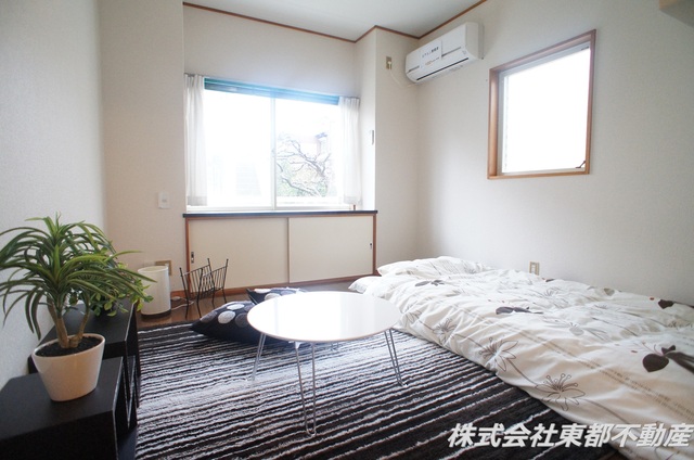 居室・リビング　☆２面採光なので風通し良好！※家具付ではございません。