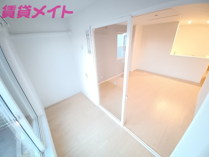 バルコニー　別部屋同型反転タイプ