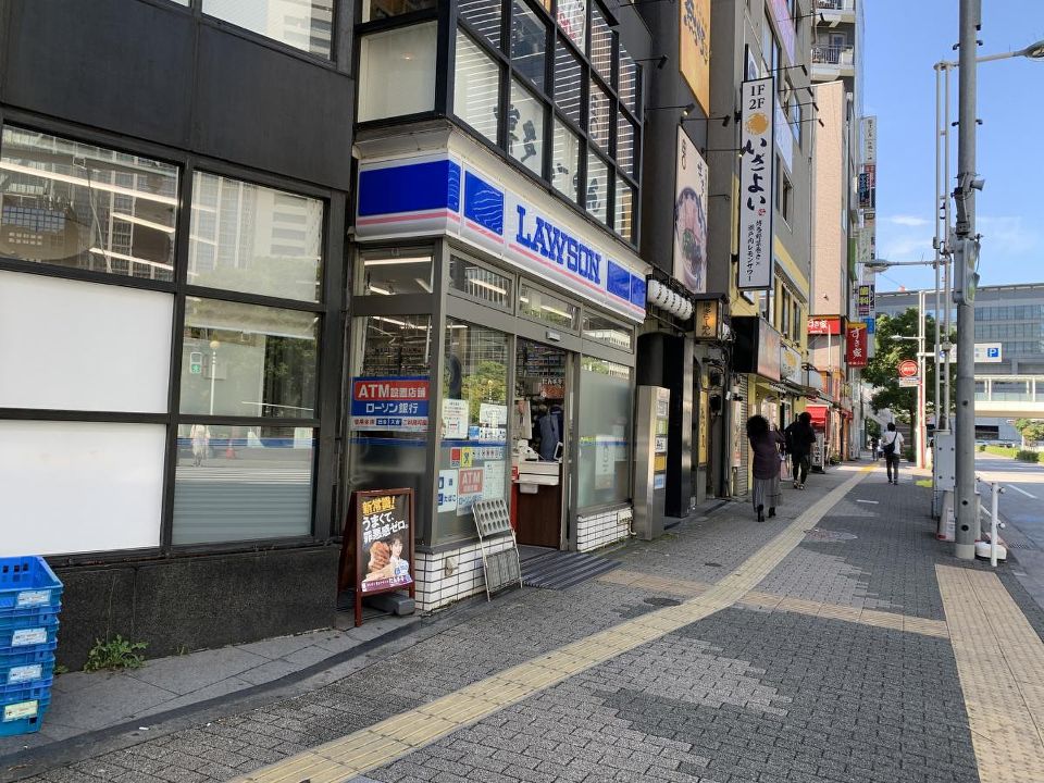 コンビニ　ローソン 品川駅港南口店（コンビニ）まで24m