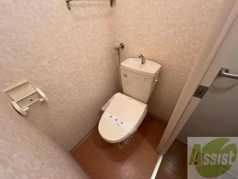 トイレ　ウォシュレット機能がついたトイレ。安心して使用できますね。
