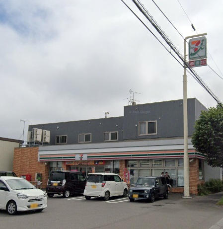 コンビニ　セブンイレブン（コンビニ）まで565m