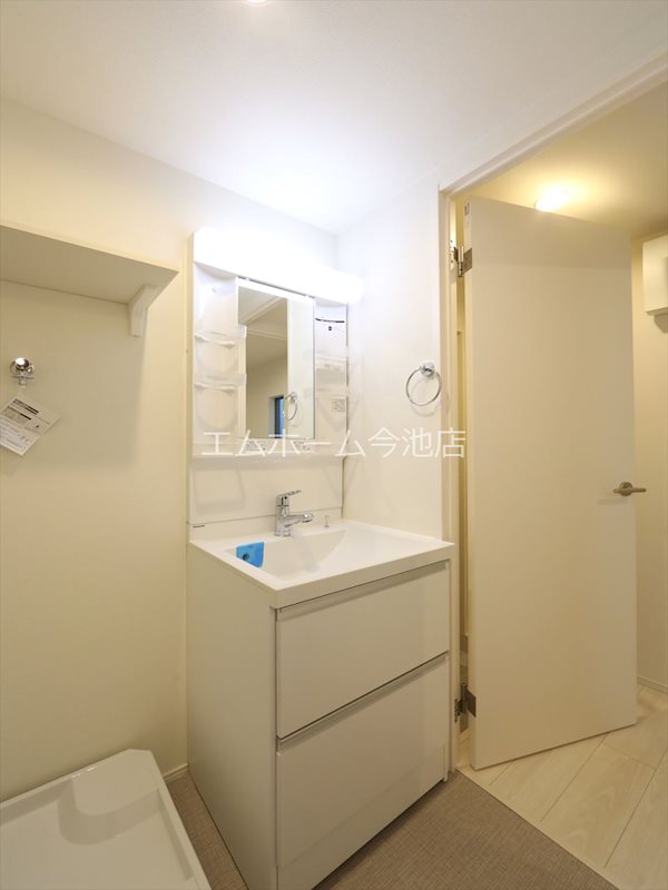 洗面設備　脱衣所　独立洗面台（シャンプードレッサー付）