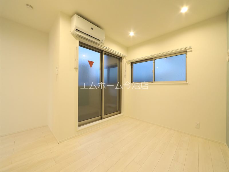 その他部屋・スペース　洋室8.0帖　エアコン付　収納充実　バルコニーに面しています