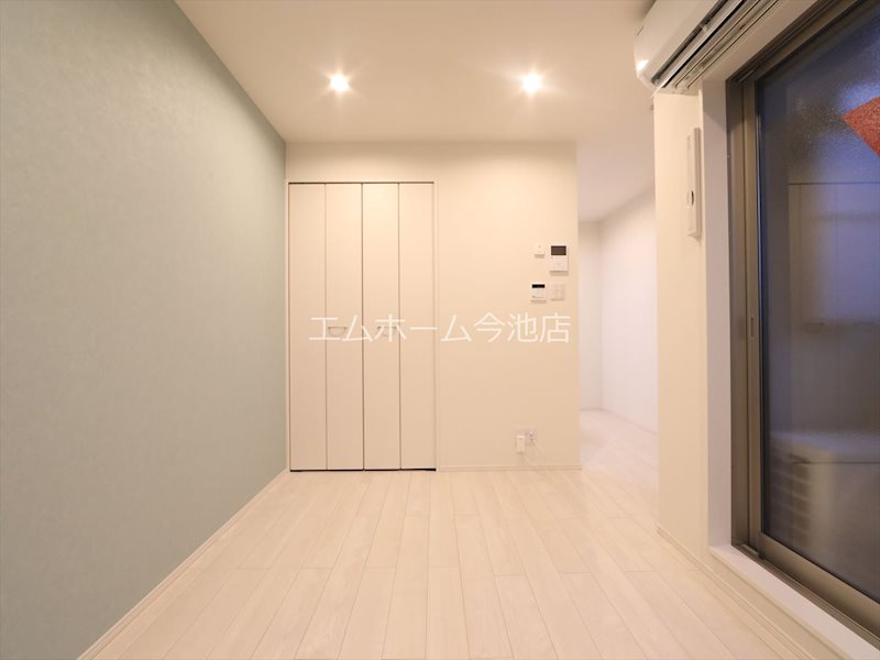 居室・リビング　洋室8.0帖　エアコン付　収納充実　バルコニーに面しています