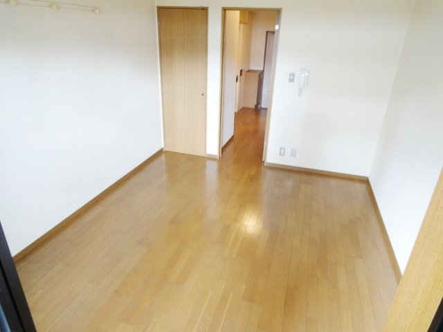 居室・リビング　同物件別号室