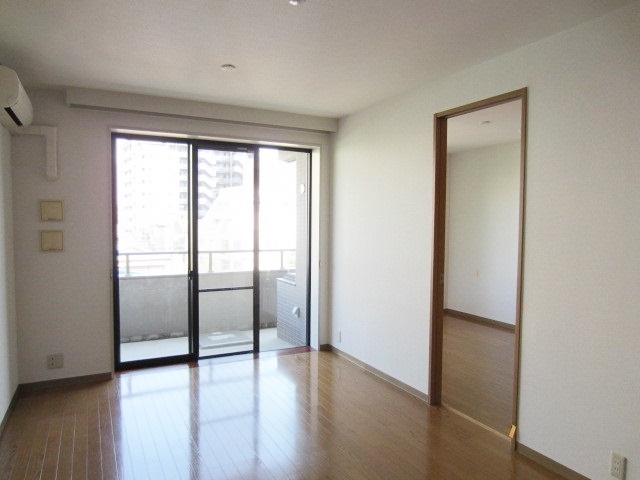 居室・リビング　こちらのリビングで趣味の時間をお楽しみください♪開放感のある