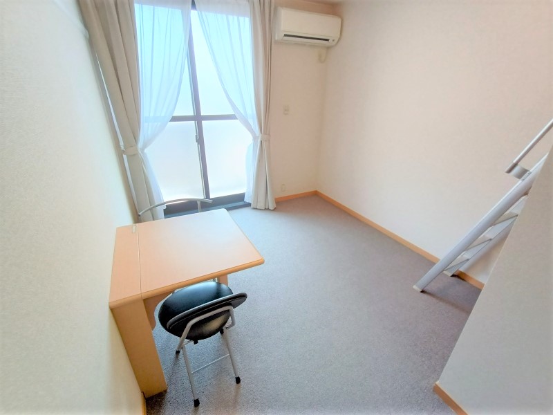 居室・リビング　家電・家具付きのお部屋です。