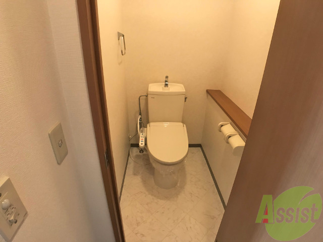 トイレ　人気のウォシュレットつきのトイレです。快適ですよ。