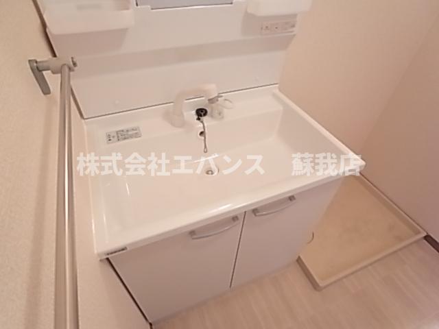 洗面設備　朝の支度にも助かる、独立の洗髪洗面化粧台