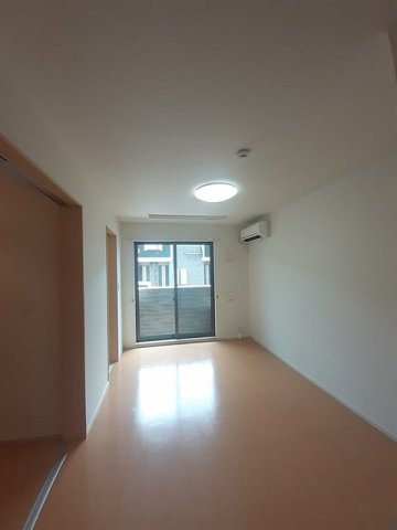 居室・リビング　こちらのリビングで趣味の時間をお楽しみください