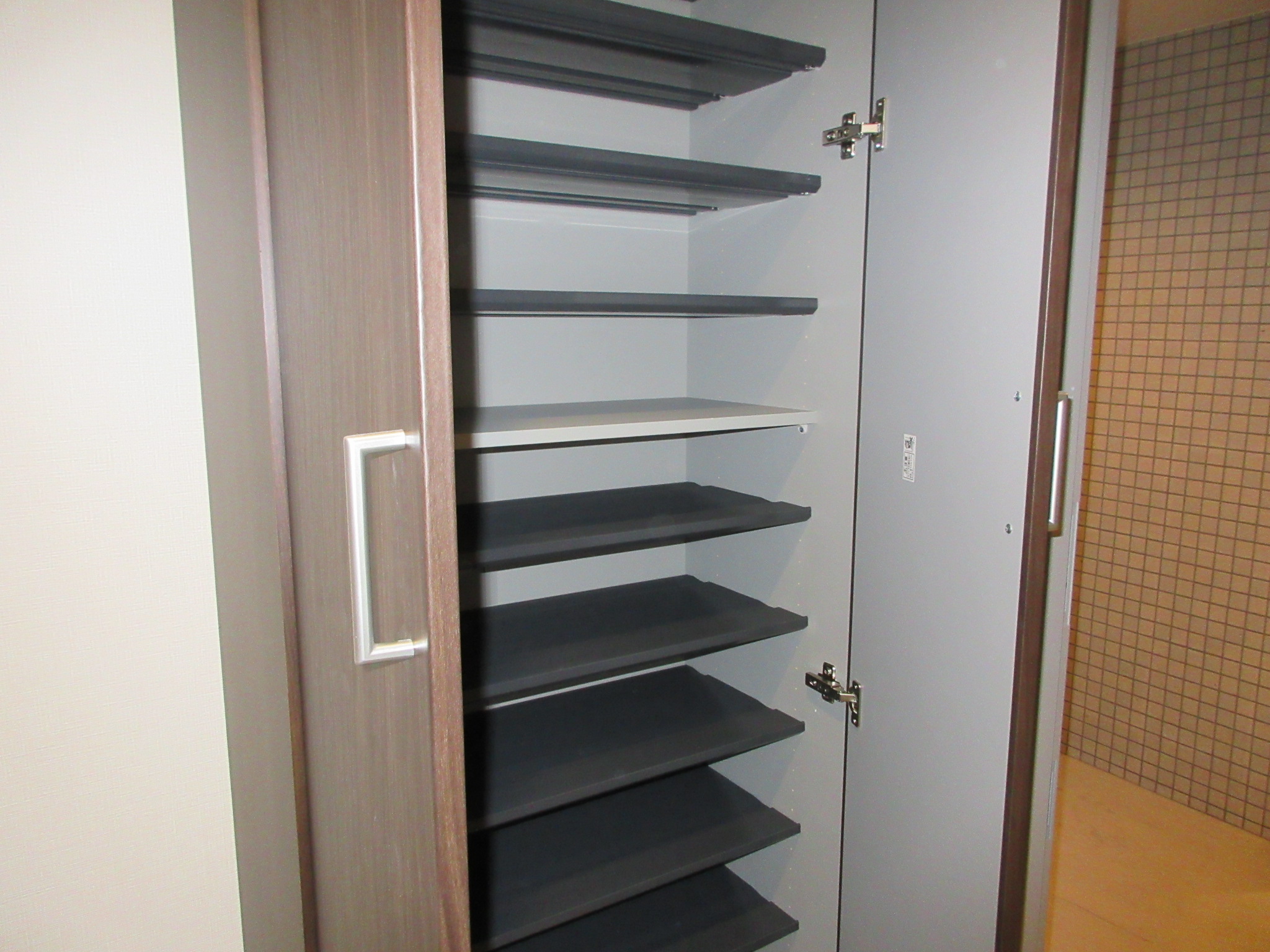 玄関　※写真は別のお部屋です。現況を優先させていただきます。