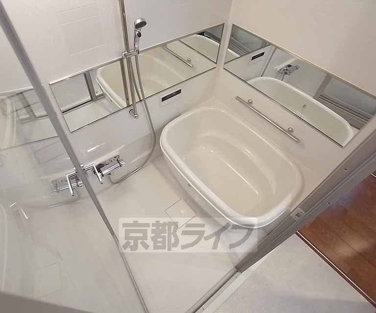 バス・シャワールーム　お洒落なバスタブの浴室、浴室乾燥機付きです。