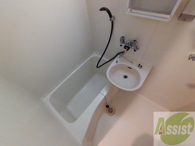 バス・シャワールーム　こちらはお風呂。一日の疲れをここで癒してください。