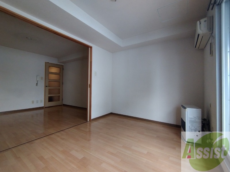 その他部屋・スペース　ダイニングキッチンの隣には洋室があります。寝室ですね。