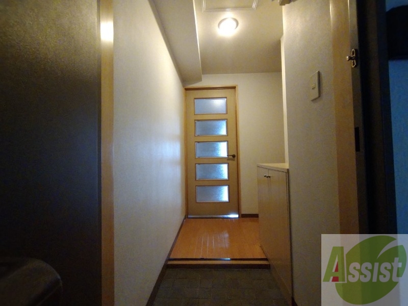 玄関　廊下の様子です。幅も狭くなく、利用しやすいですよ。