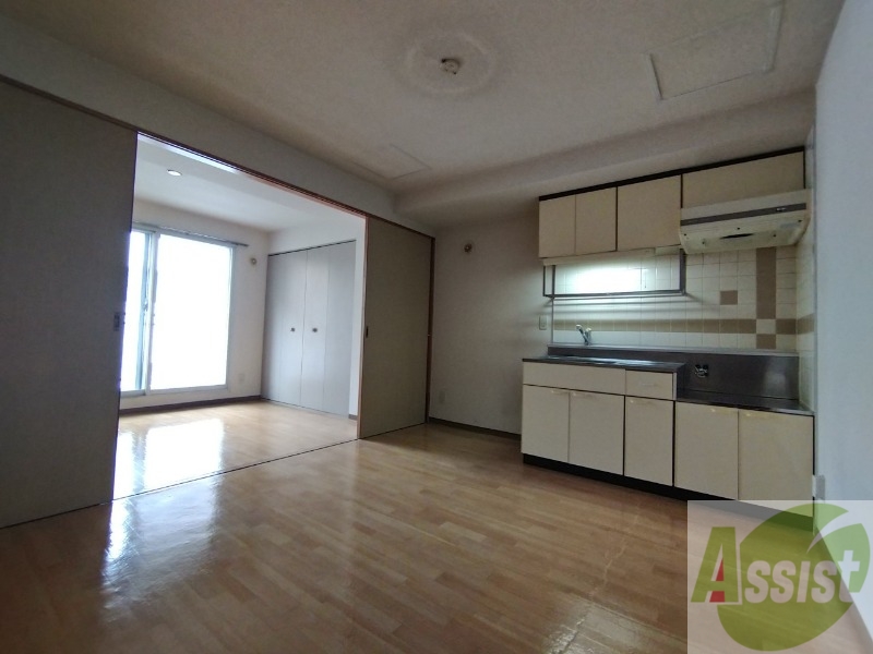 居室・リビング　７．５帖のダイニングキッチン。ご飯を食べるお部屋ですね。