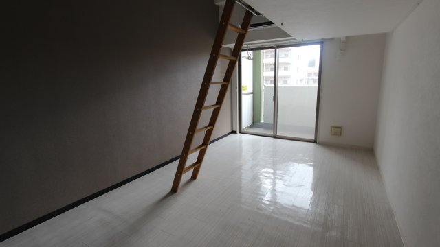 居室・リビング　同物件別号室のものです。