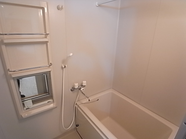 バス・シャワールーム　２人でも十分入浴できる広々なお風呂です