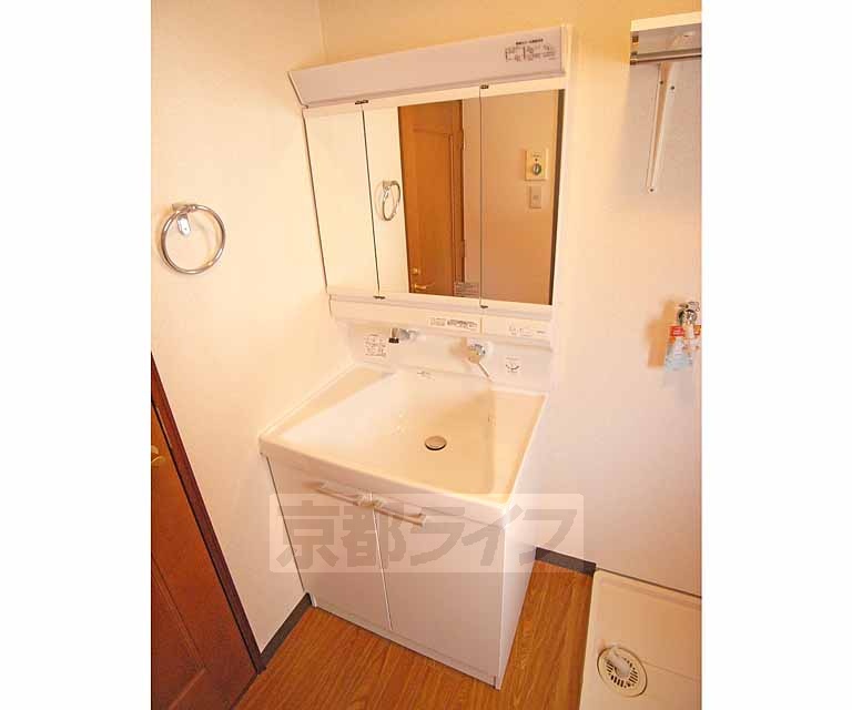 洗面設備　小物がたくさん置けます。