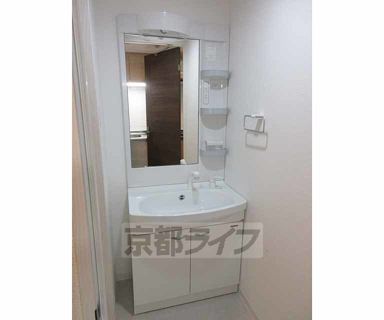 洗面設備　鏡の大きい洗面台・