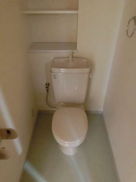 トイレ　コンセントが有るので、洗浄便座も設置できますよ…。