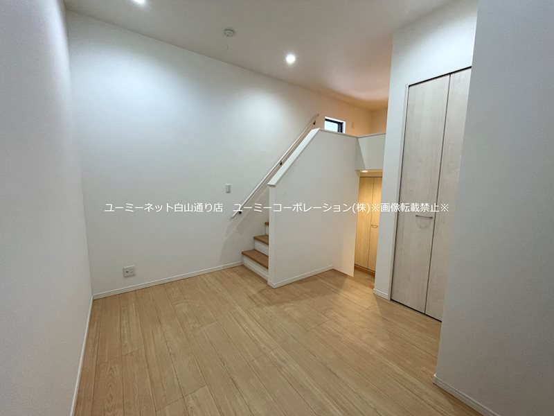 居室・リビング　写真は別号室です。