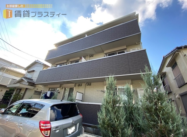 建物外観　駅まで一本道の築浅Ｄ－ｒｏｏｍ。