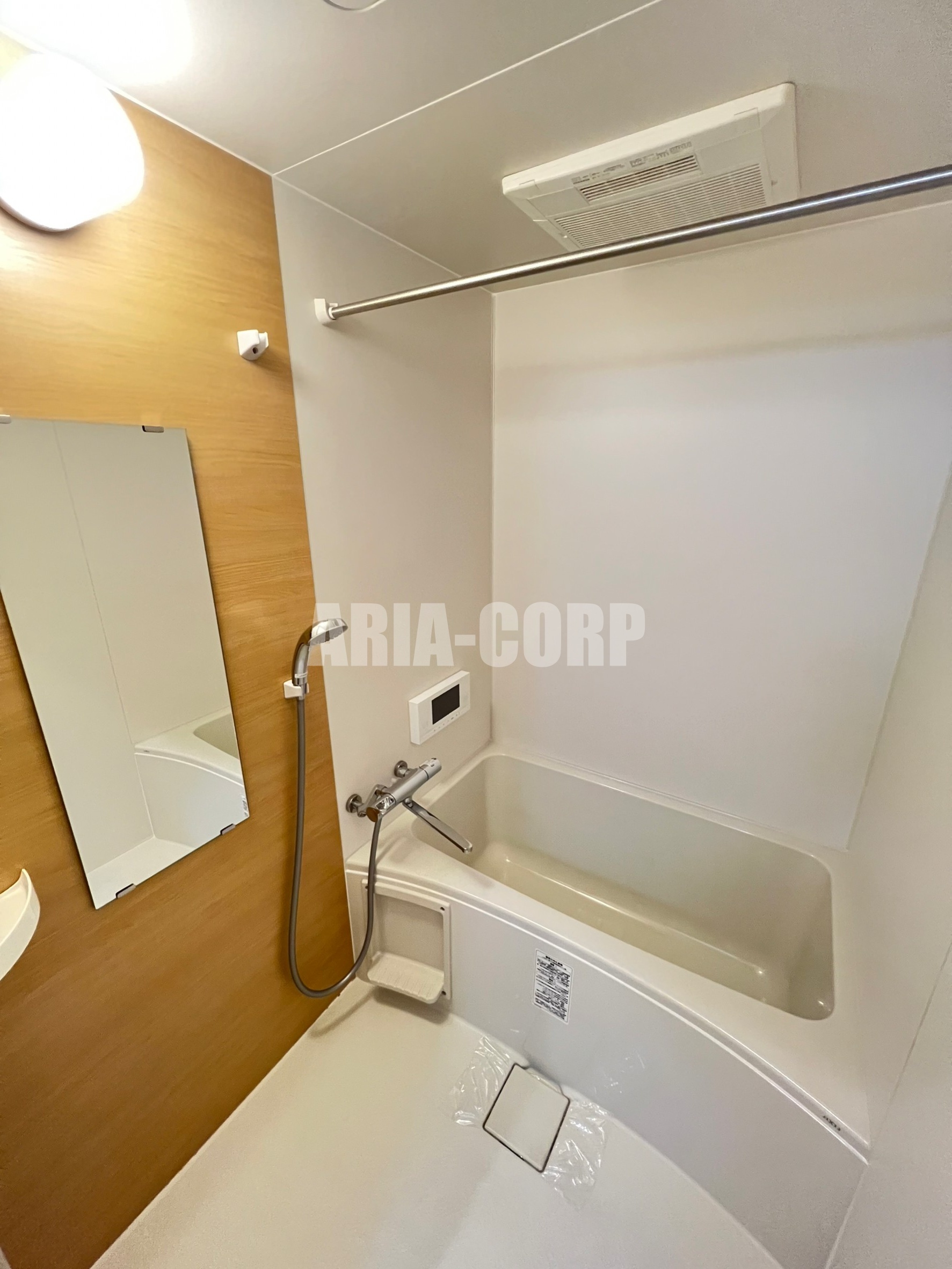 バス・シャワールーム　浴室乾燥機能付。カラーパネル採用でお洒落なバスルーム。