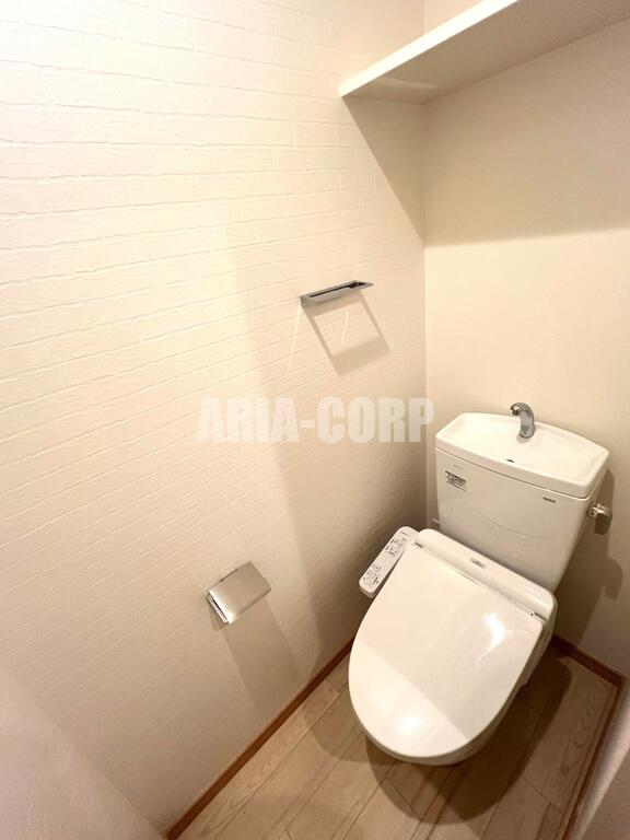 トイレ　ウォシュレット対応♪上部には収納スペースもあります！