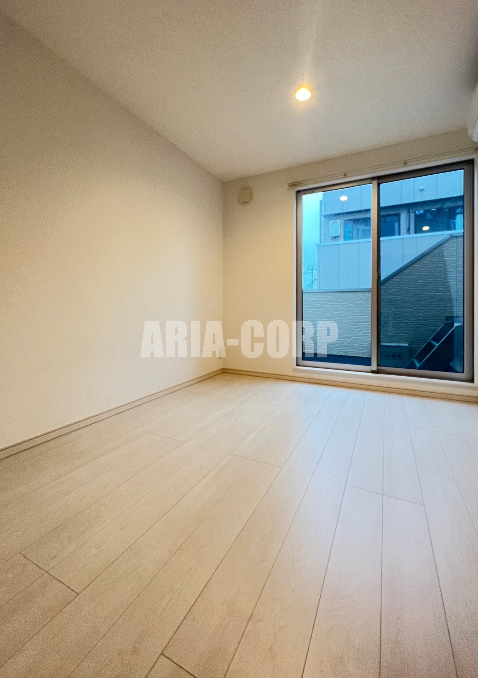 居室・リビング　角部屋で明るい室内！奥行きたっぷりの空間です♪