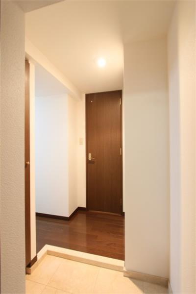 玄関　※別部屋の参考写真です。
