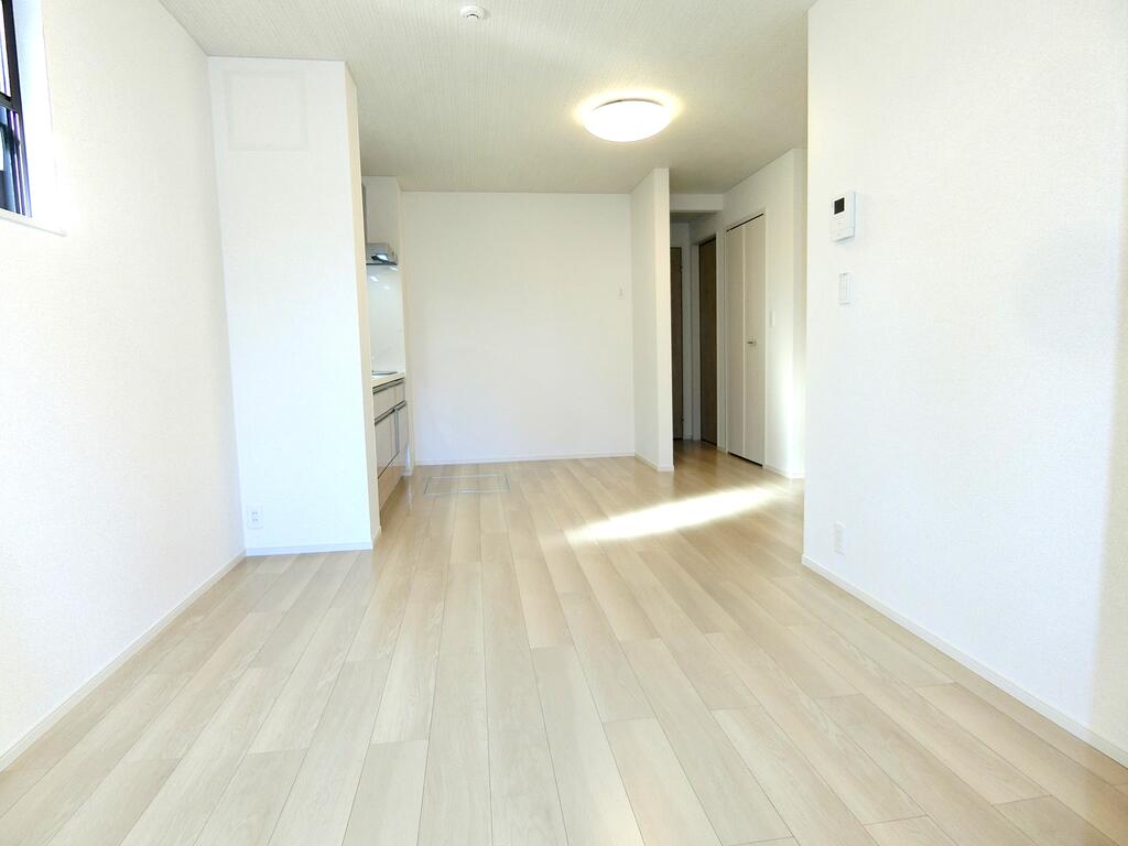 居室・リビング　同型物件の写真、配色に違いあり